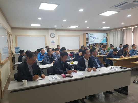 한국산업단지공단 대구경북지역본부(본부장 권기용)와 대경권기업성장지원센터(센터장 김사홍)가 9일 오후 산단공 대경본부 별관 2층 창의혁신방에서 'OLED산업 발전과 기술이전 및 사업화 활성화를 위한 세미나'를 개최했다. 산단공 대경본부 제공